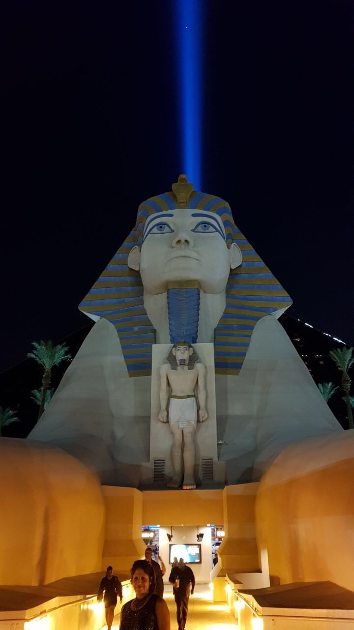Luxor bei Nacht